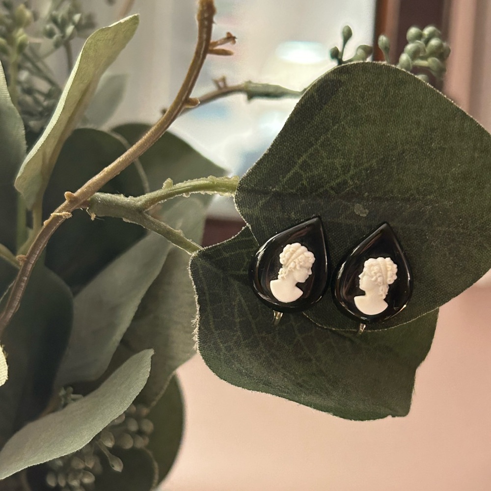 Vintage Black and White Cameo Clip On Earrings